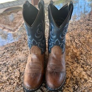 Cody James Boots  two-toned embroidered western boots- round toe